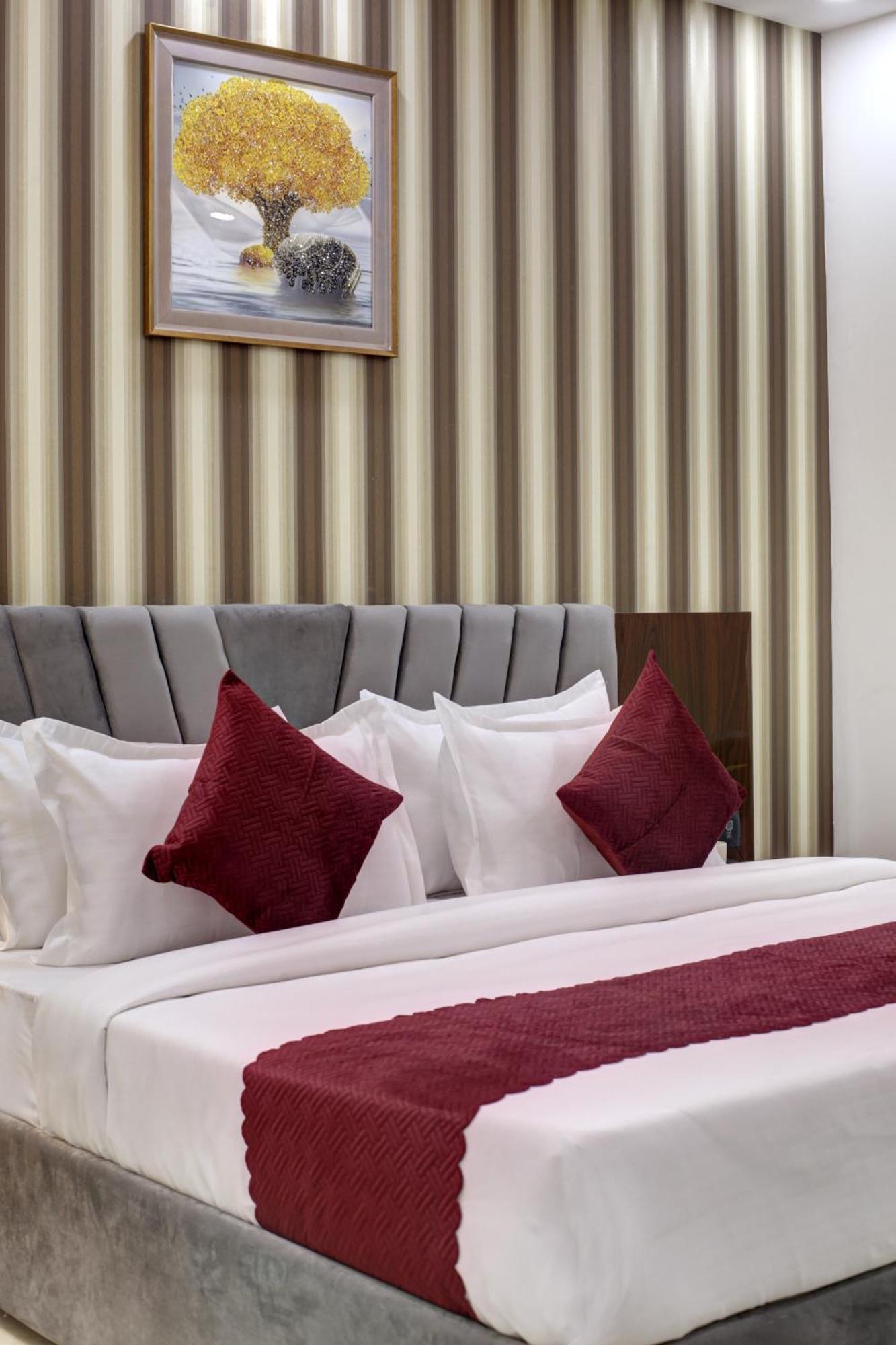 Limewood Stay - Millennium Huda City Center Gurgaon Dış mekan fotoğraf